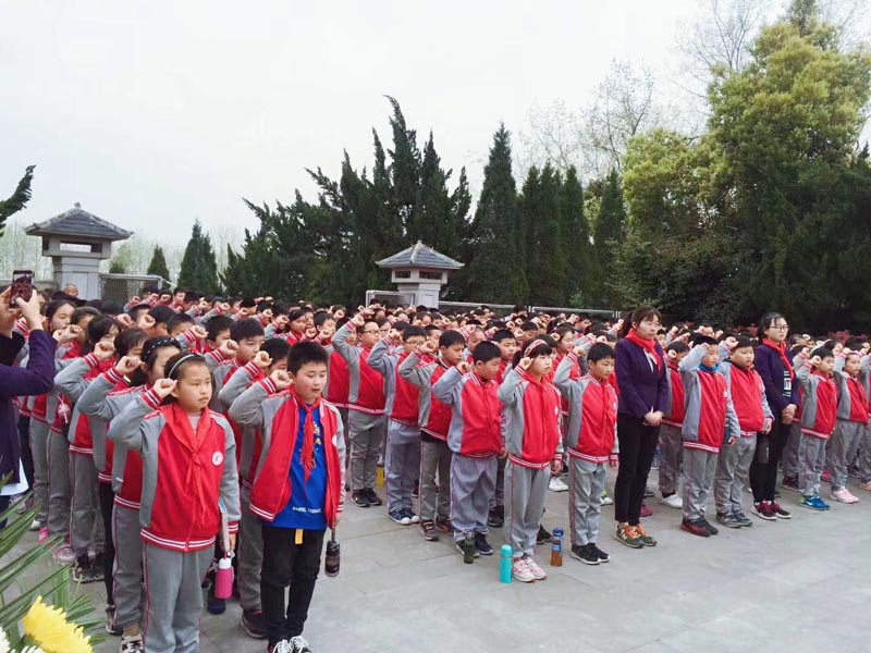 “缅怀革命先烈，弘扬民族精神”——裕安小学举行六年级清明祭扫