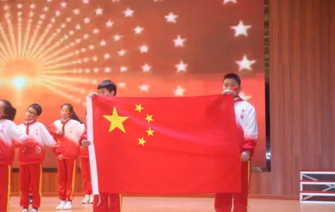 红歌嘹亮扬童心 高举旗帜跟党走